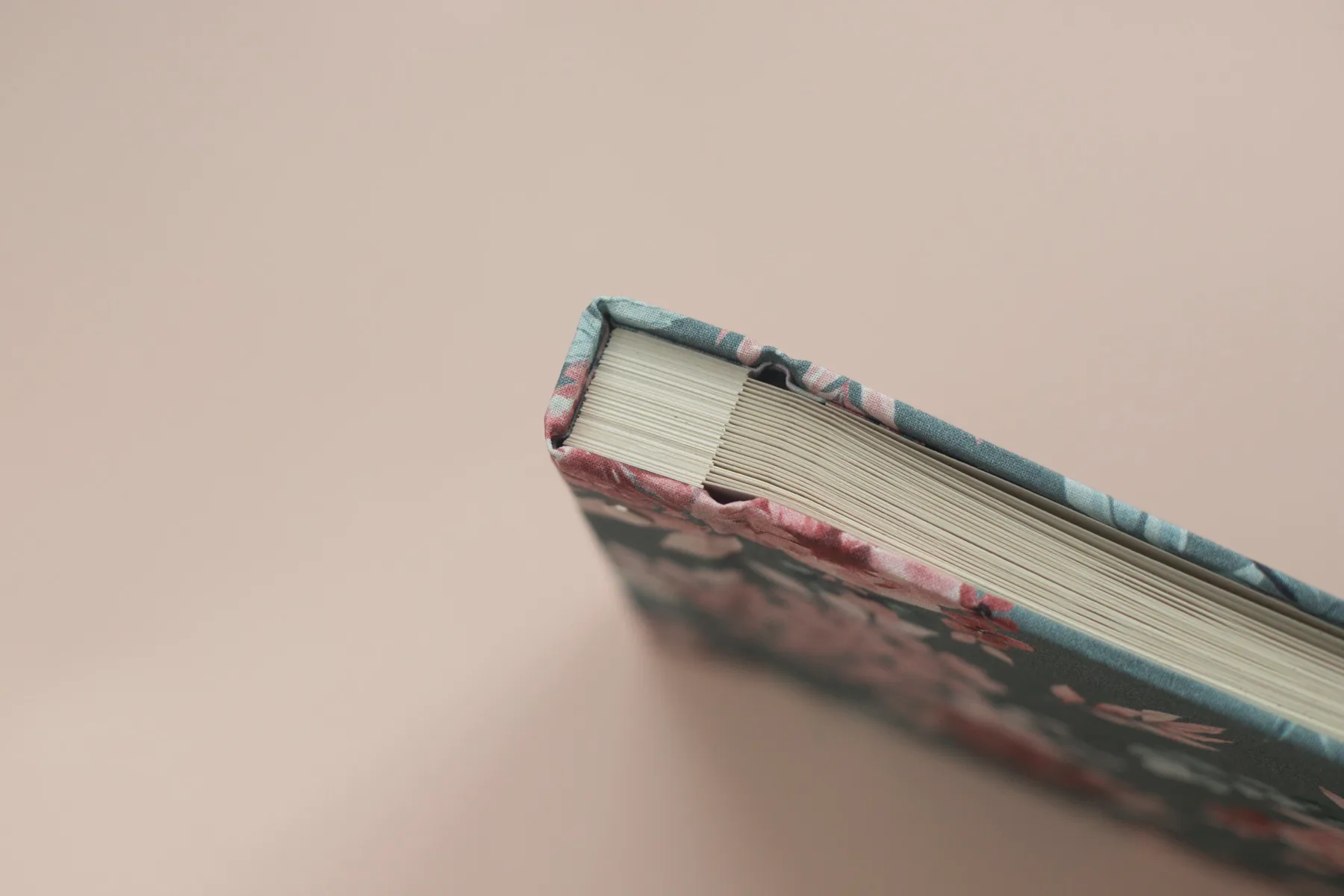 Ręcznie robiony album fotograficzny w tkaninowej oprawie
